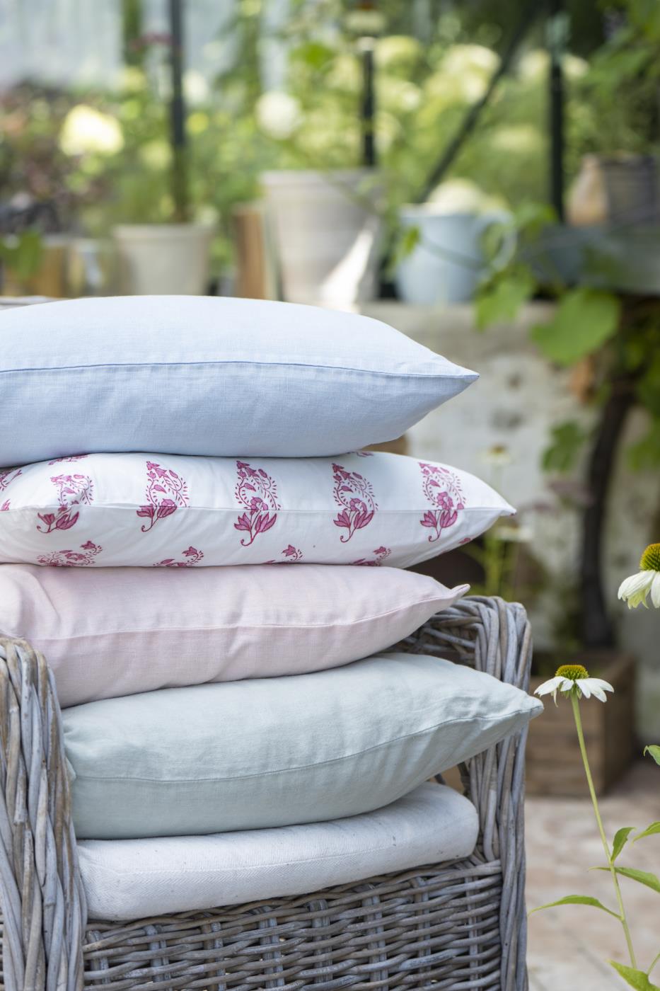 Vaaleansininen pellavatyynynpäällinen