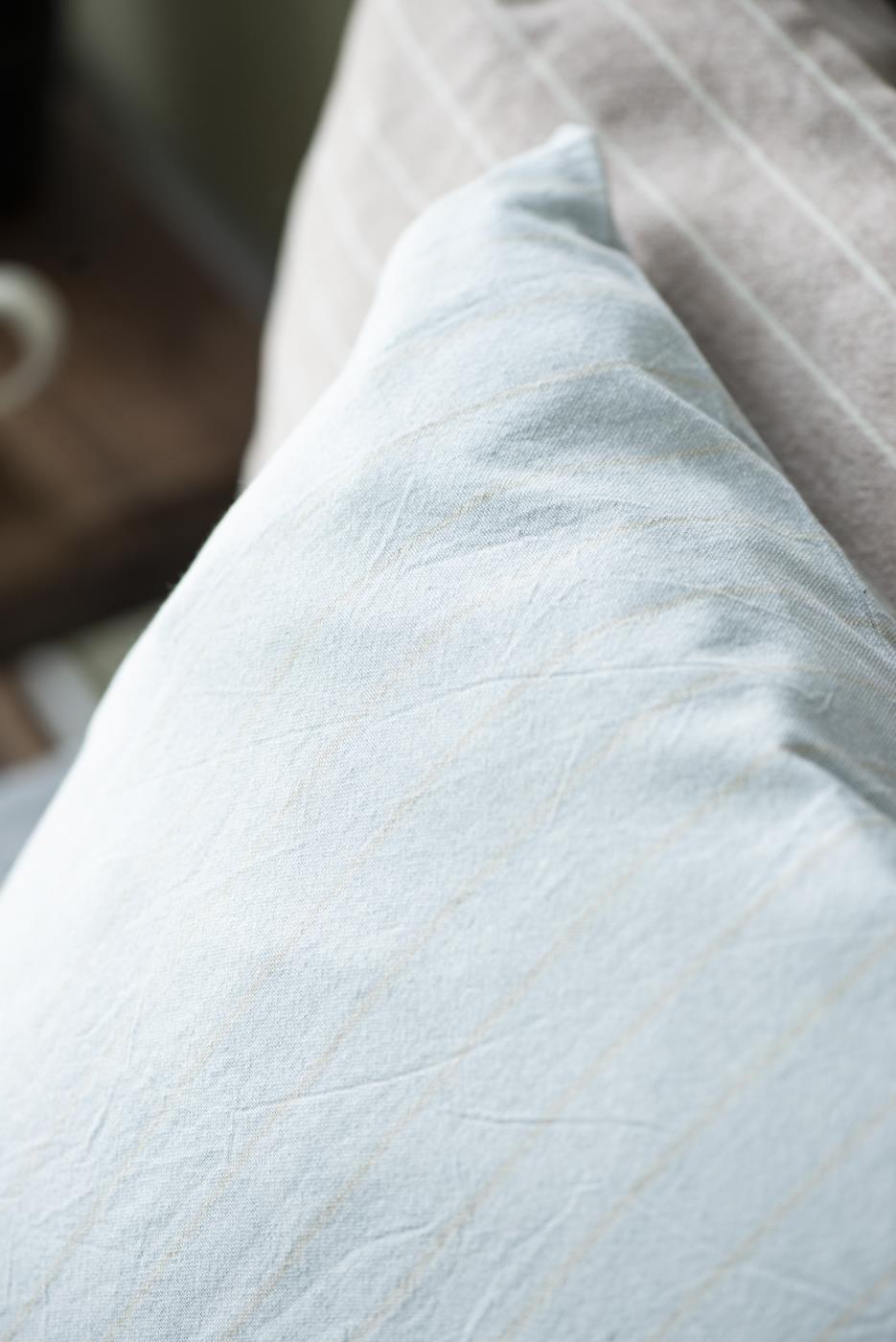 Vaaleansininen-beige tyynynpäällinen