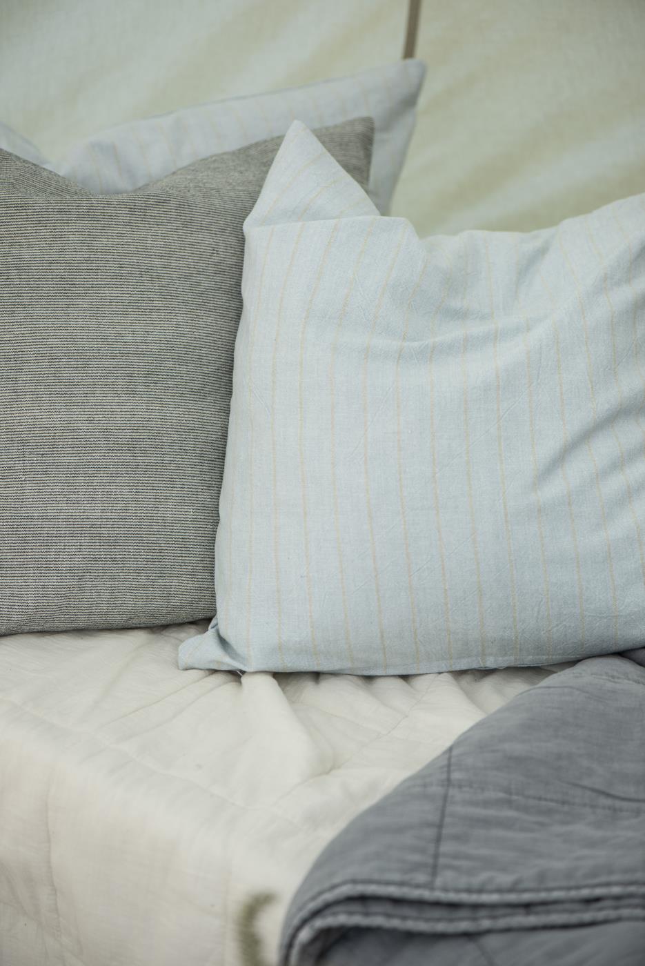 Vaaleansininen-beige tyynynpäällinen