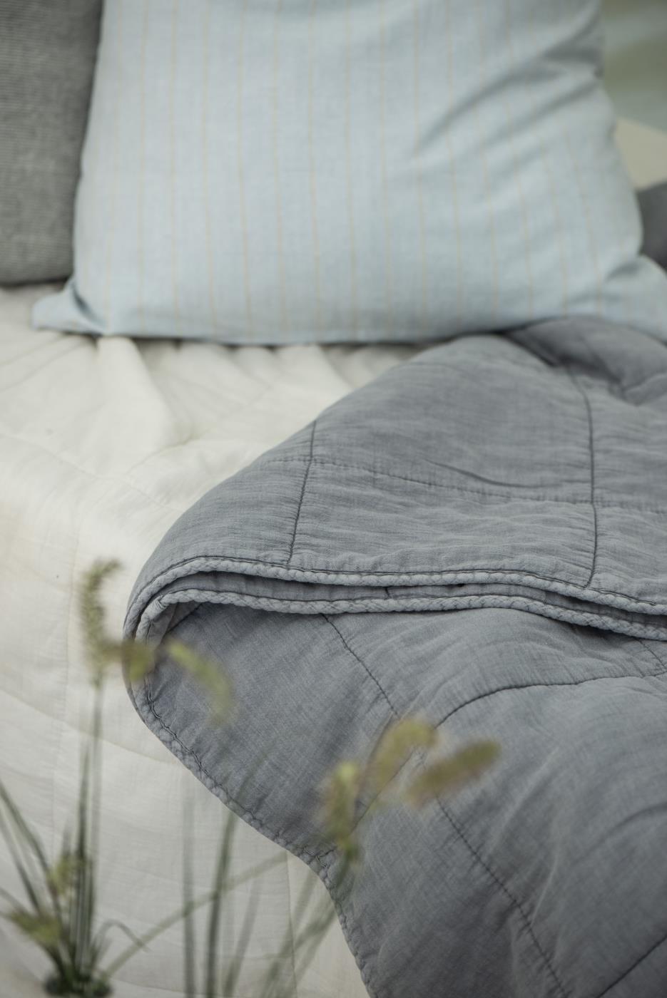 Vaaleansininen-beige tyynynpäällinen