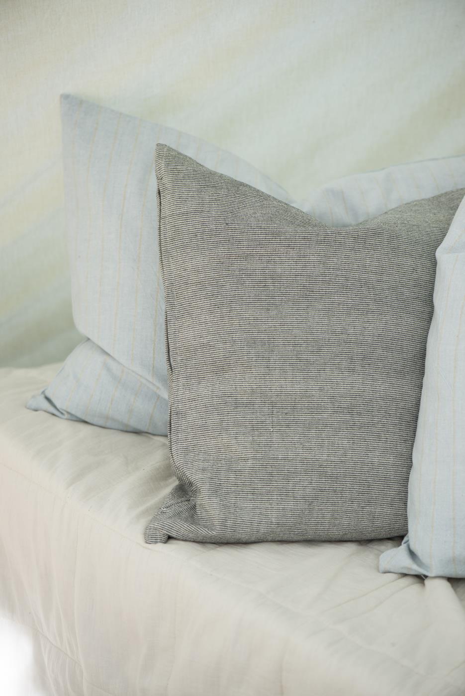 Vaaleansininen-beige tyynynpäällinen