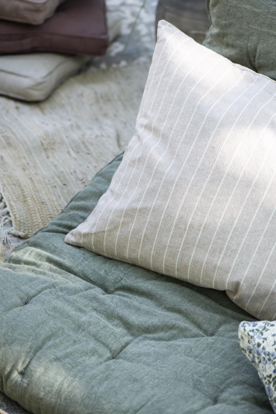 Vanha roosa tyynynpäällinen