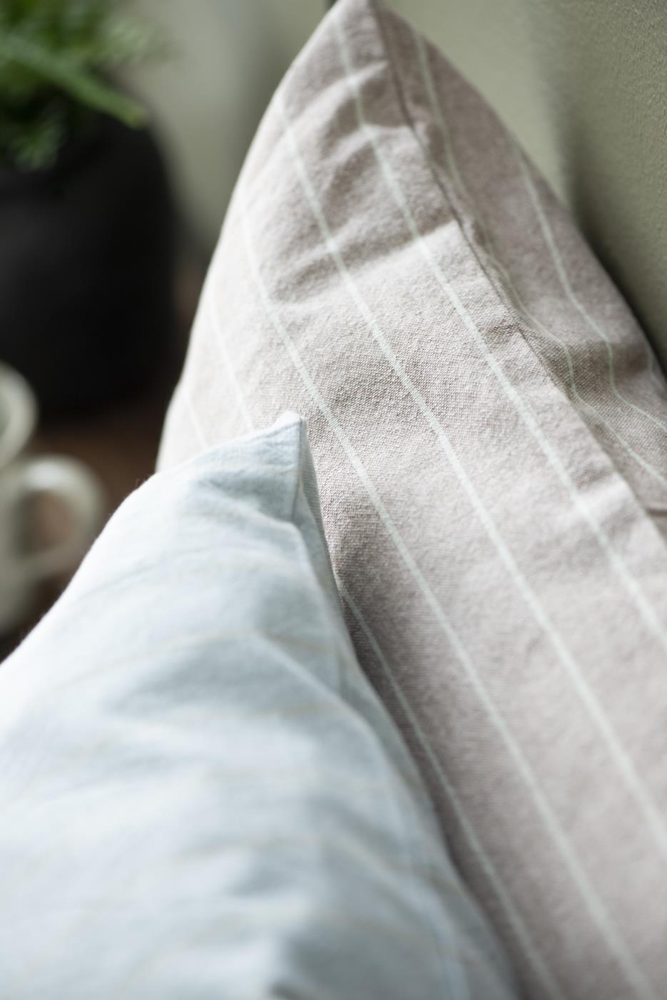 Vanha roosa tyynynpäällinen