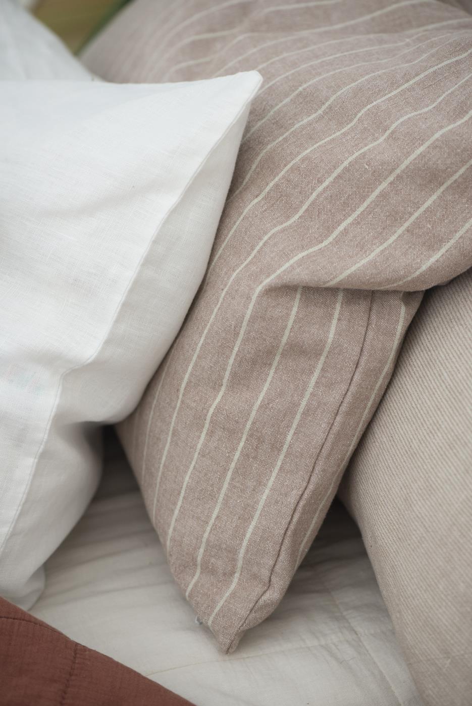 Vanha roosa tyynynpäällinen
