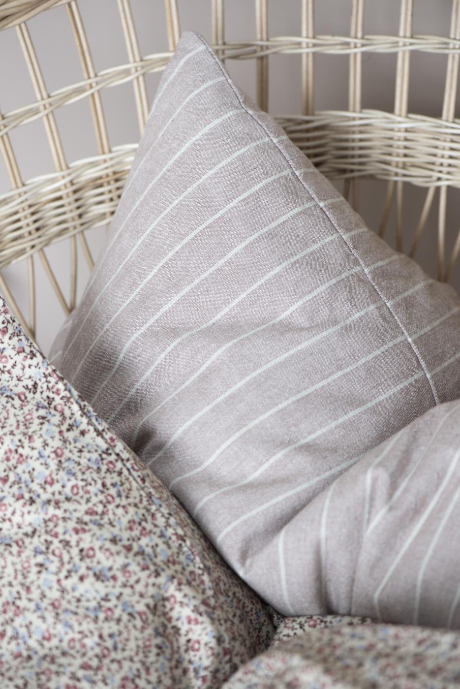 Vanha roosa tyynynpäällinen