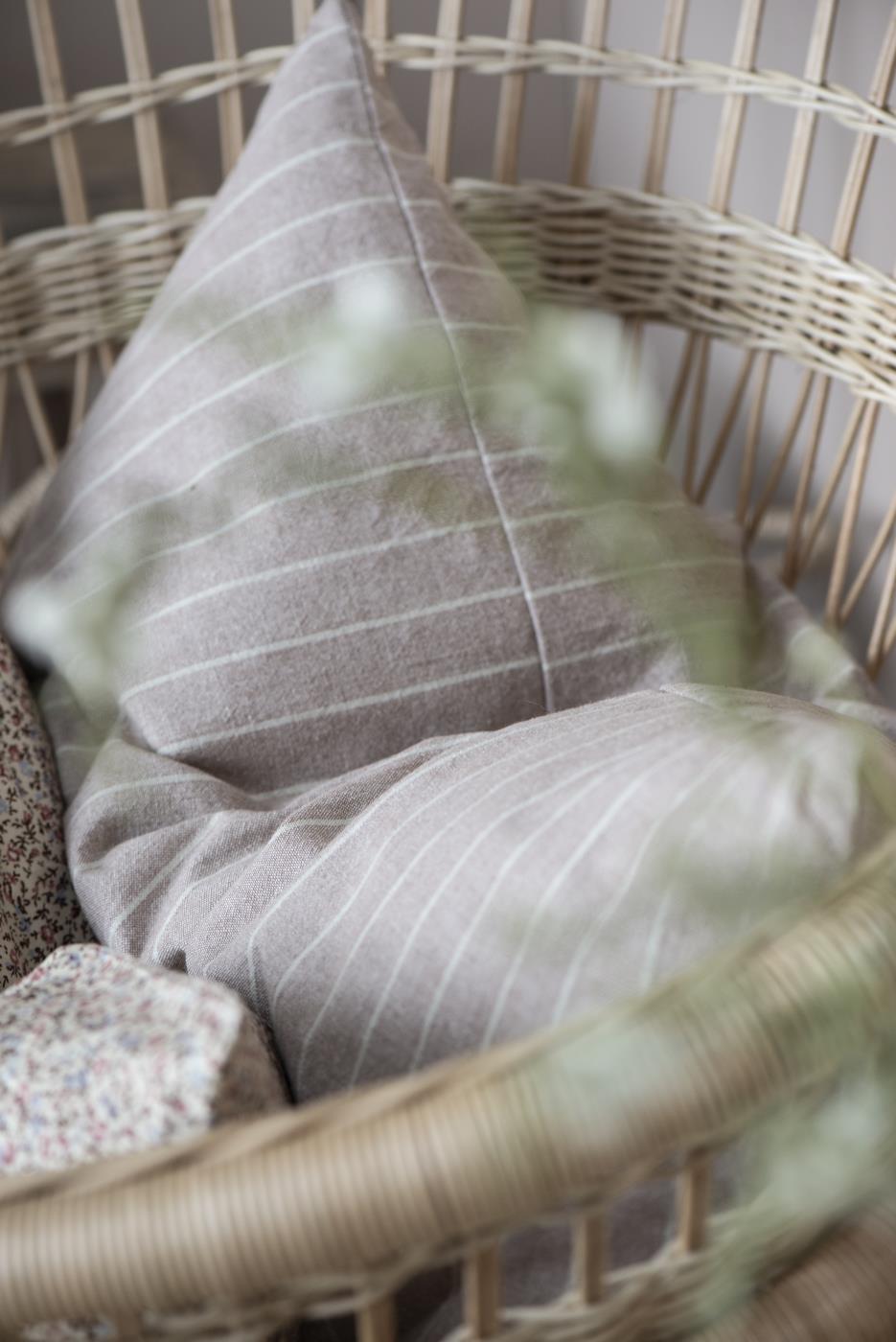 Vanha roosa tyynynpäällinen