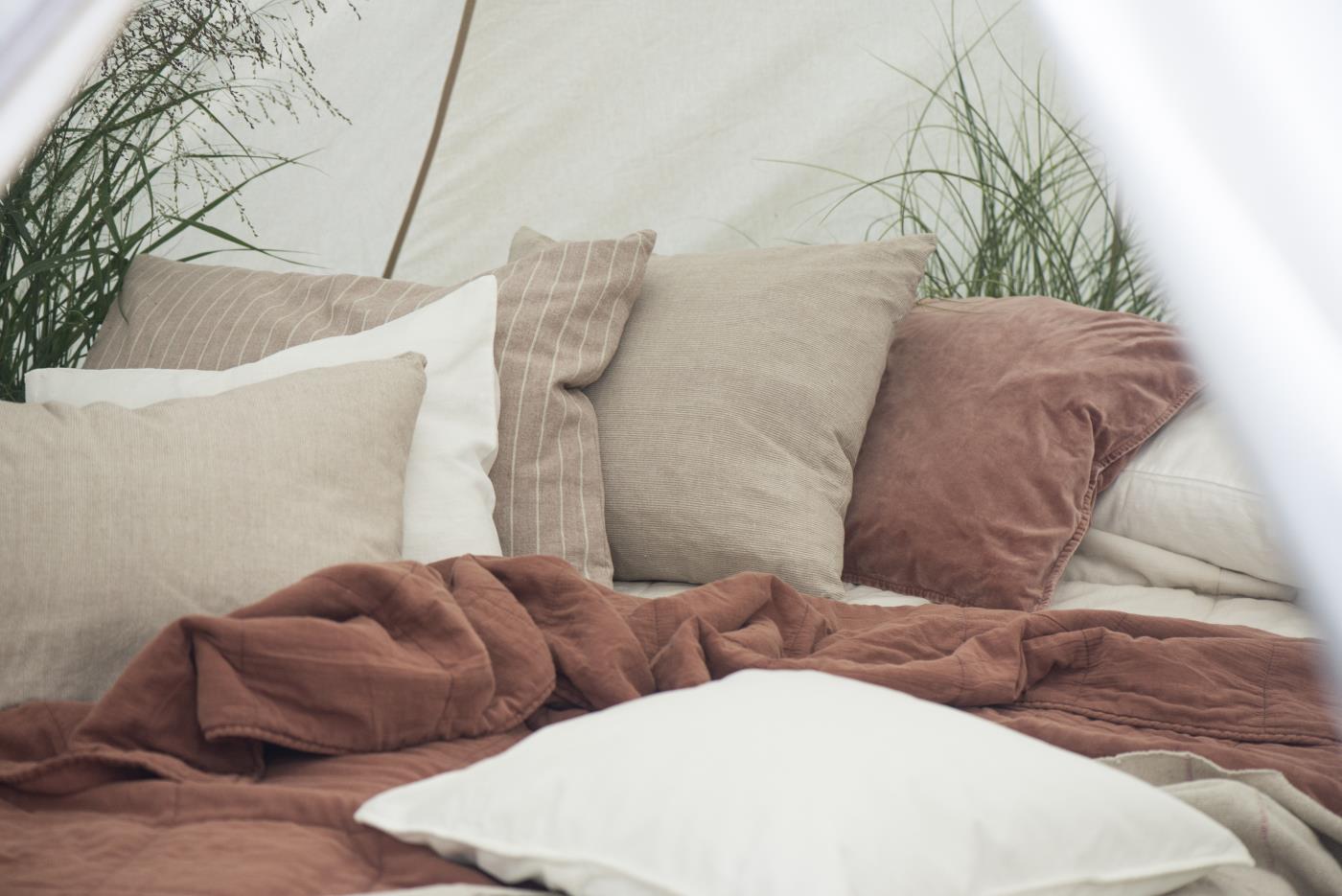Vanha roosa tyynynpäällinen